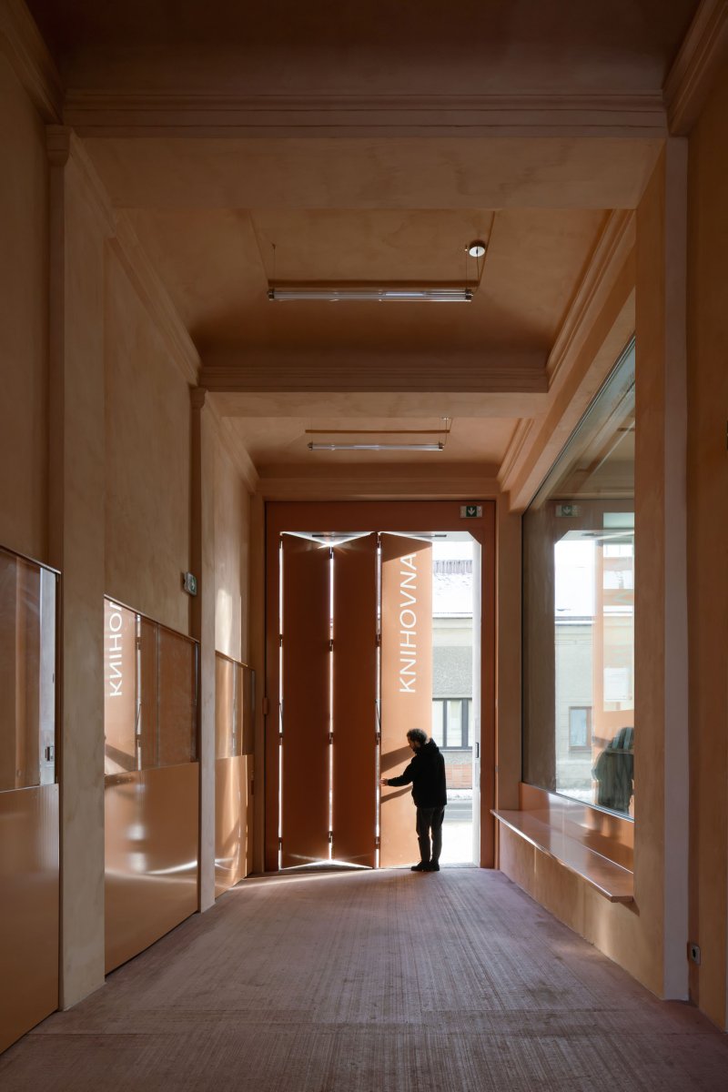 Bývalý průjezd dostal růžovou výmalbu. (Knihovna v Červeném Kostelci; Papundekl architekti)