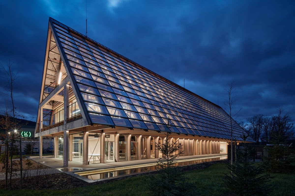 Ve valašském městečku Brumov-Bylnice postavili aktuálně nejvyšší dřevostavbu, sídlo dřevařské společnosti Kloboucká lesní. Mjölk architekti, realizace 2022