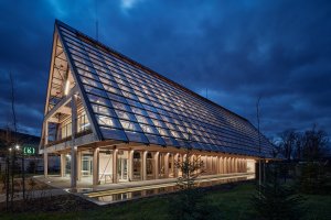Ve valašském městečku Brumov-Bylnice postavili aktuálně nejvyšší dřevostavbu, sídlo dřevařské společnosti Kloboucká lesní. Mjölk architekti, realizace 2022