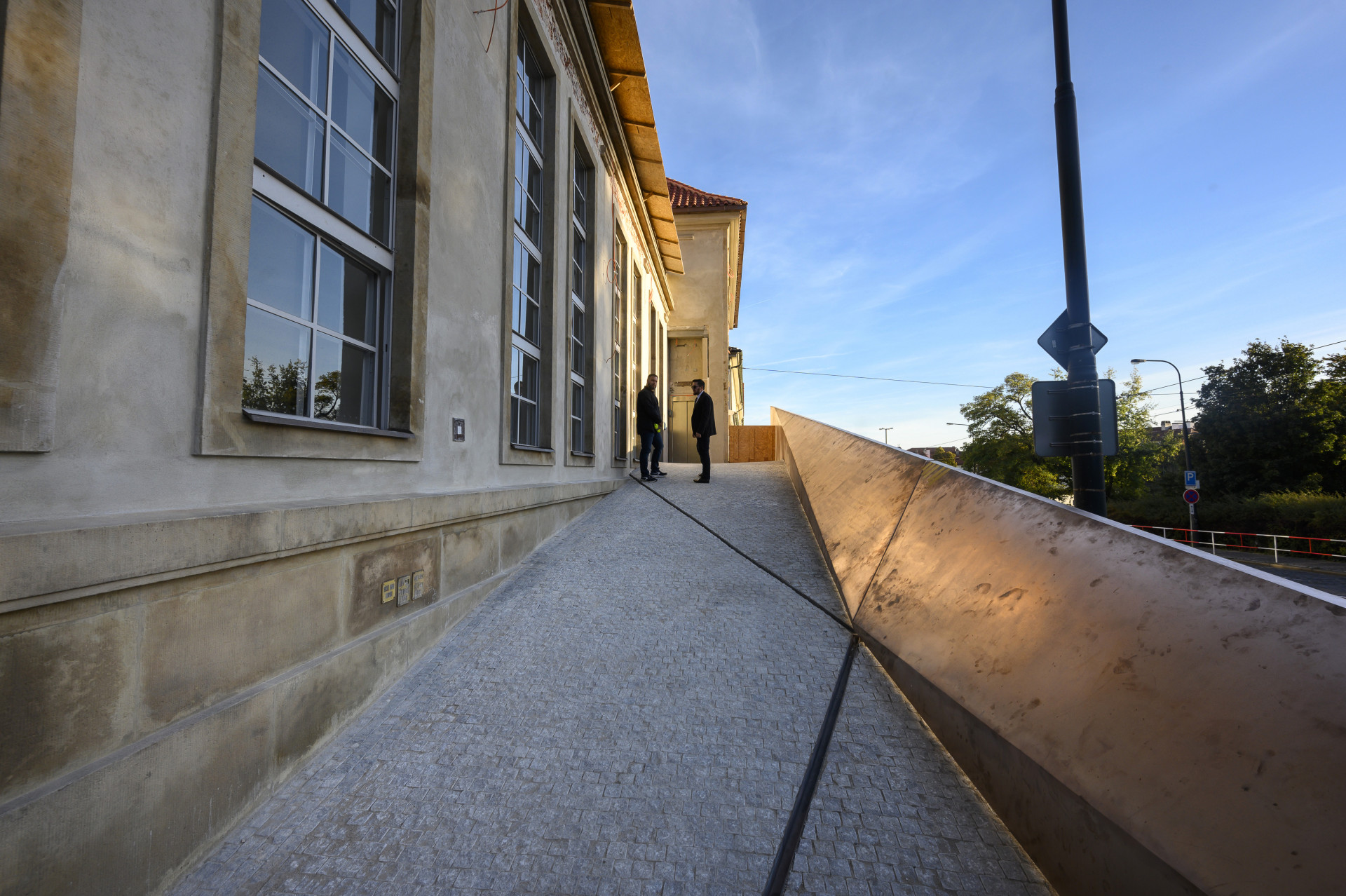 Lávka přirozeně navazuje na pražskou mozaiku.