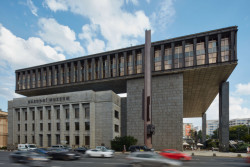 Federálnímu shromáždění se někdy přezdívá "stavba ve stavbě". Ocelová konstrukce totiž překlenuje budovu bývalé peněžní burzy od Jaroslava Rösslera z druhé poloviny 30. let, ta byla v celé své hmotě zachována