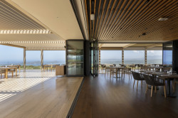 Studio L. Z. Atelier realizovalo moderní golfový klub v Řecku, který zdobí nábytek světových značek