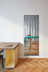 Vzájemně propojené jsou průřezem ve stěně, která je od sebe jinak odděluje. - Byt v Praze na Letné, Prokop Hartl