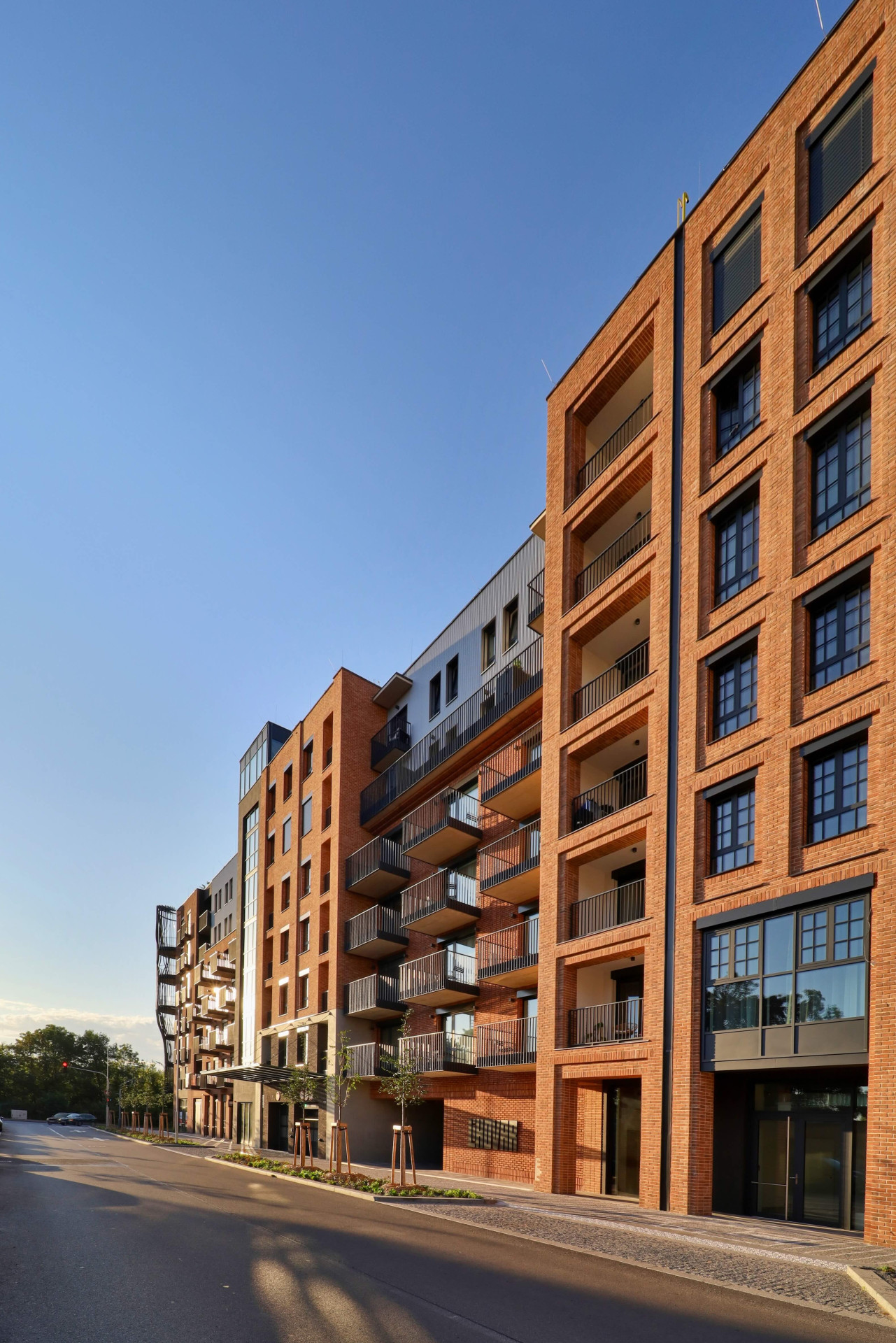 Dříve lihovar, dneska 240 bytů všech velikostí. A vyrostou další byty, kanceláře a restaurace.