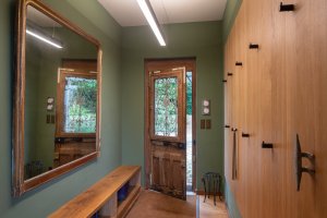 Uvnitř starého domu navrhli architekti nový interiér. (Rekosntrukce domu v Bretani, MOLO ARCHITEKTI)