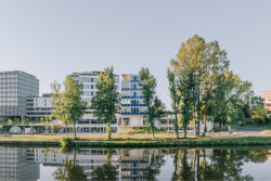 Dříve to byla průmyslová oblast, dnes idylické místo v kontaktu s řekou. (Ateliér v panelárně od A8000)