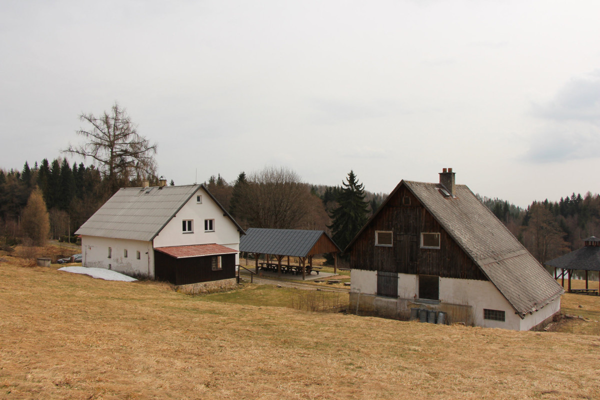 Původní stavení sloužila jako rekreačního objektu, i zázemí lyžařského oddílu. (Zářivý sudetský dům; No Architects)