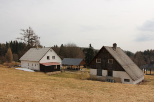 Původní stavení sloužila jako rekreačního objektu, i zázemí lyžařského oddílu. (Zářivý sudetský dům; No Architects)