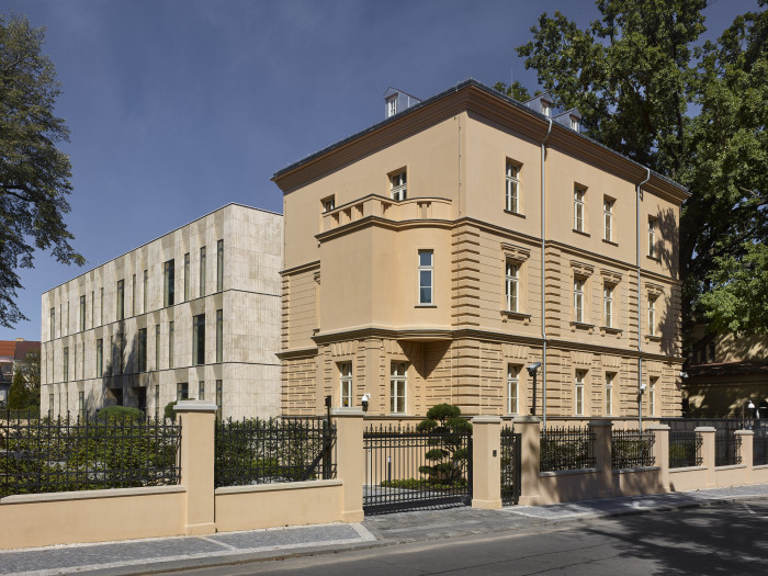 Rekonstrukce a dostavba Korejského velvyslanectví v Praze, SIAL architekti a inženýři spol. s r.o.: Neorenesanční vilu orientovanou do ulice architekti zrekonstruovali podle původních plánů