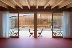 Jógové studio s prosklenou stěnou do dvora