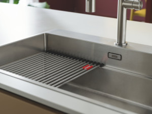 Detail rolovacího roštu (Nerezový dřez Box Pro od Franke)
