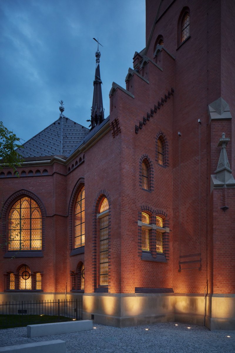 Obnova Červeného kostela, atelier-r: U kostela byly zpevněny základy, sanováno staré zdivo, opraveny omítky a vnější fasád
