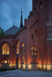 Obnova Červeného kostela, atelier-r: U kostela byly zpevněny základy, sanováno staré zdivo, opraveny omítky a vnější fasád