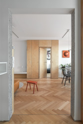 Rekonstrukce bytu propojující kuchyni s obývákem i navzdory nosné stěně (Byt 4+1 v panelu; Zuzana Bartasová)