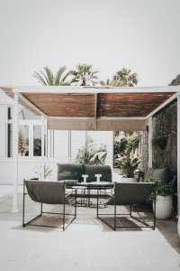 Na propojování vnitřních prostor se zahradou je ostatně vila založená.  Z obývacího pokoje, se dá vyjít na novu prostornou terasu. (Villa Amonita na Lanzarote, OOOOX)