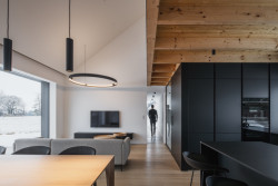 Černá fasáda koresponduje s černými prvky v interiéru. (Přízemní dům s fasádou z opalovaného dřeva; Luni architekti)