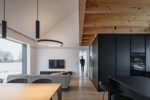 Černá fasáda koresponduje s černými prvky v interiéru. (Přízemní dům s fasádou z opalovaného dřeva; Luni architekti)