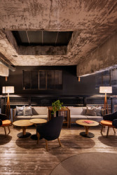 Díky hornímu osvětlení má tento vyvýšený prostor příjemnou atmosféru