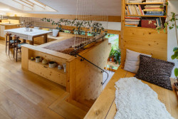 Do hlavního obytného patra se přichází po schodech, které vedou ze zimní zahrady.