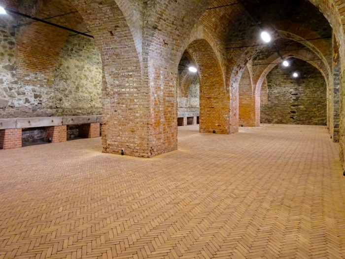 Spodní konírny Státního zámku Hradec nad Moravicí s dlažbou klinker ve vazbě rybí kosti