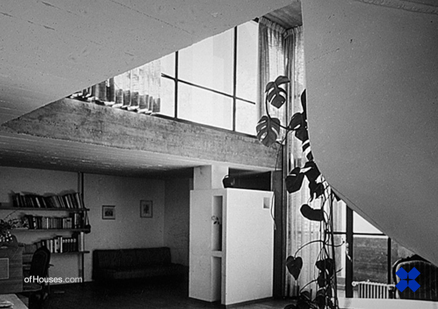 Díky otevřenému interiéru a proskleným stěnám si mohou majitelé vychutnávat výhledy na údolí Bellinzony