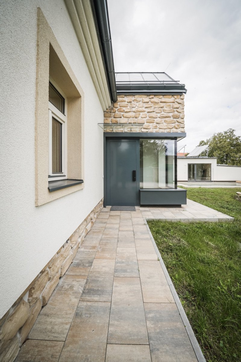 Stavení s červenou pumpou od DESTYL architekti