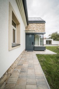 Stavení s červenou pumpou od DESTYL architekti
