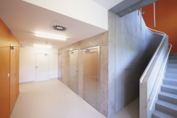 Architekti do školky navrhli podlahy z vinylu Sphera od Forbo Flooring Systems. (Mateřská škola ve Fulneku od XTOPIX)