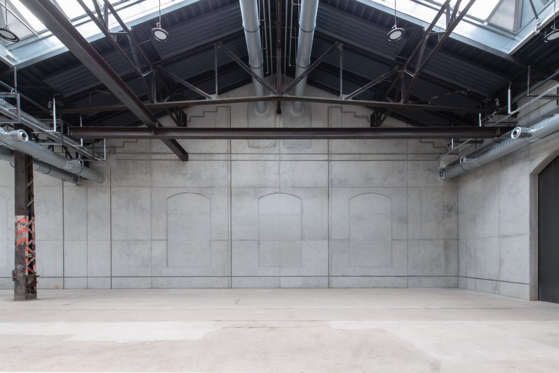 Veškerá technická zařízení architekti vyměnili. Budova díky tomu splňuje aktuální bezpečnostní normy a stavební předpisy. (ATELIER BRÜCKNER, Wagenhallen ve Stuttgartu)