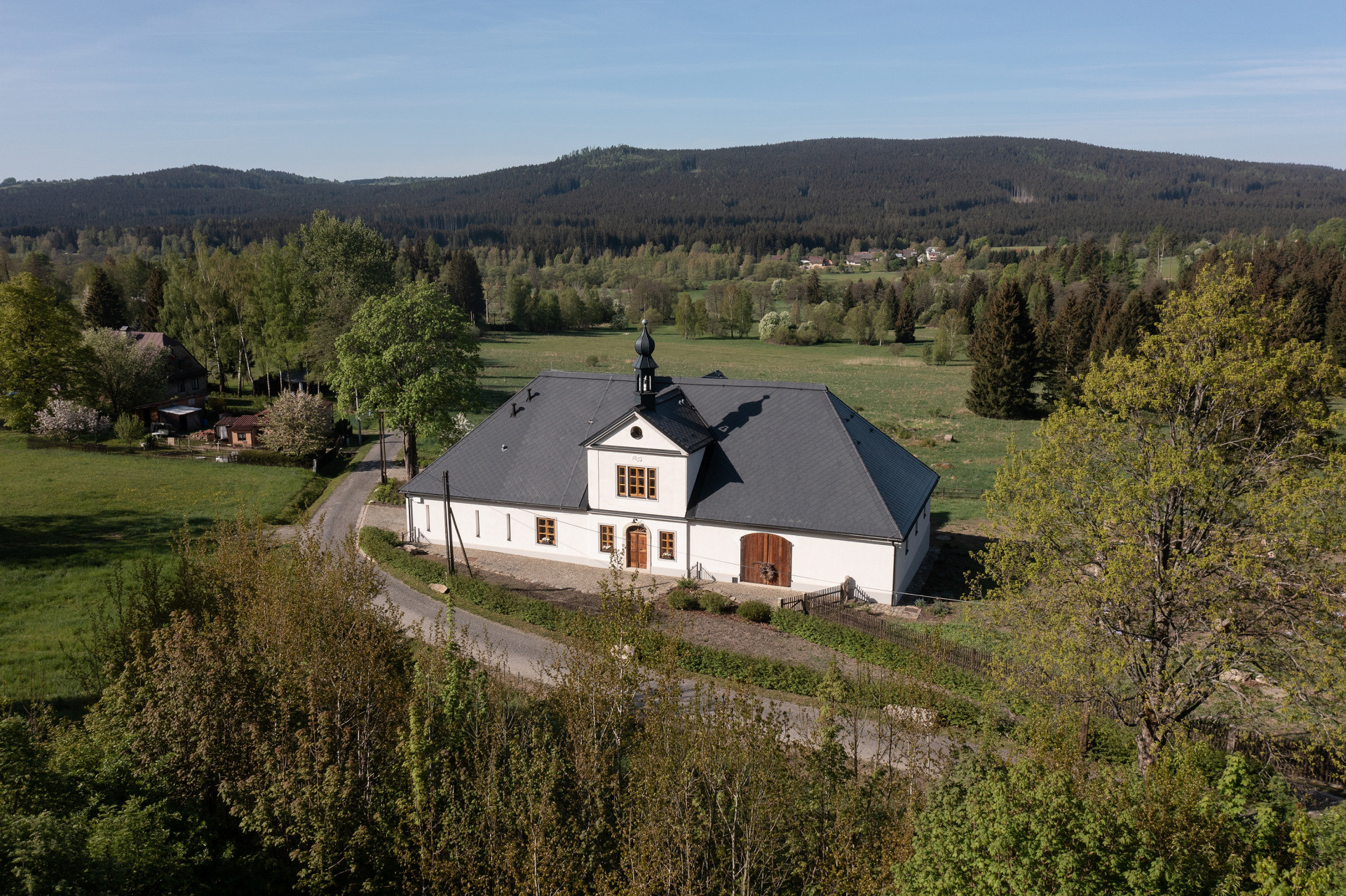 Ve starém domě ředitele sklárny už se zase bydlí, brzy tu bude otevřena také galerie skla milovské sklárny