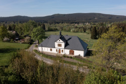 Ve starém domě ředitele sklárny už se zase bydlí, brzy tu bude otevřena také galerie skla milovské sklárny