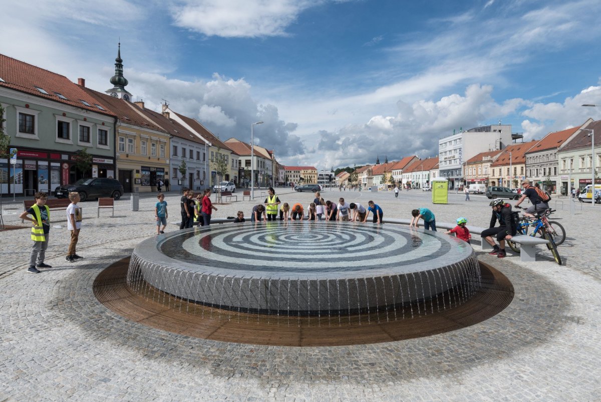 Rekonstrukce náměstí v Třebíči, Atelier RAW: žulovou fontánu navrhli architekti z RAW