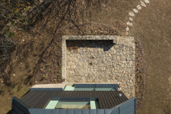 Terasy a podezdívky jsou vyskládané z lokálního kamene. (Chata na Šumavě, ateliér Markéty Cajthamlové)