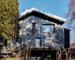 Jiří Zhoř: Dům v osadě Údolí slunce