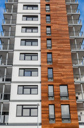 Při stavbě bytového domu Bydlení Nad Přehradou využili architekti technologii imitace dřeva StoWood Decor.