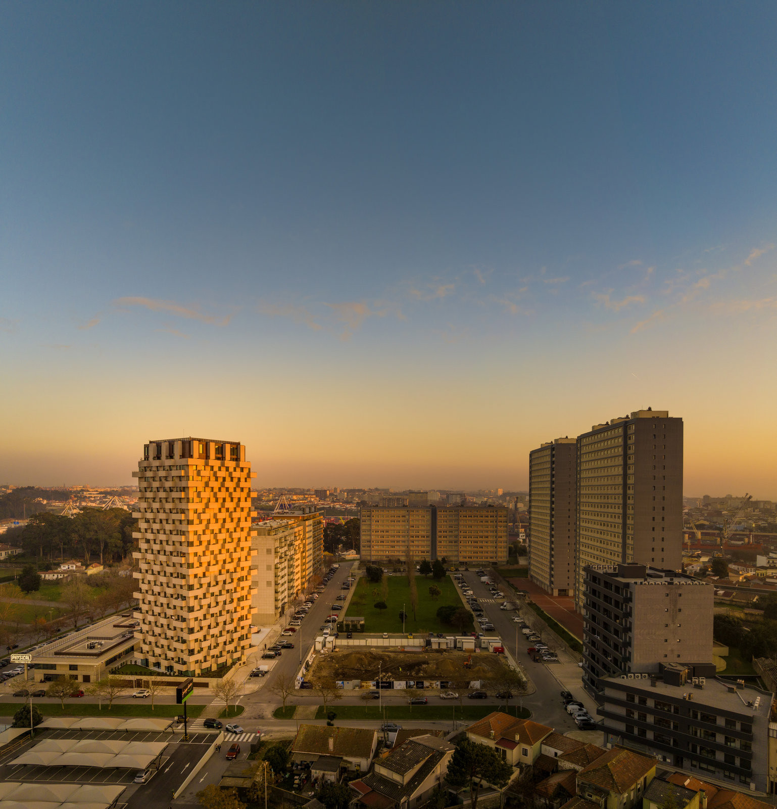 Tower 15 stojí v Leça da Palmeira, čtvrti města Matosinhos nedaleko Porta. (Tower 15 v Leça da Palmeira v Portugalsku, OODA)