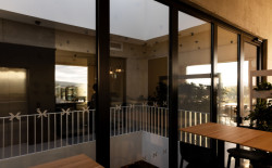 Zaměstnanci si nejvíce pochvalují přírodní charakter a estetiku dřeva, které dodávají interiéru teplo a útulnost.