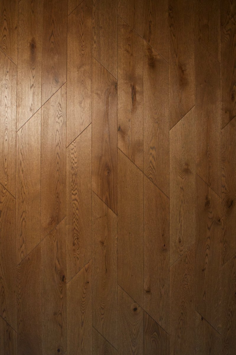 Geometricky řešené vzory pokládky dávají možnost utvářet rytmus, optiku i funkční členění interiéru.