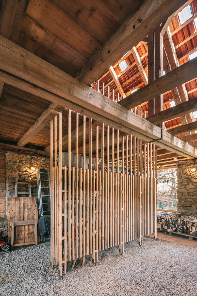 Rekonstrukce stodoly v Pošumaví, BYRÓ architekti: Velký vliv na to mělo uvědomělé zacházení s materiálem. Cílem bylo využít co nejvíce z toho, co se na místě a v jeho okolí už nacházelo