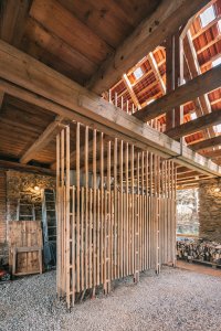 Rekonstrukce stodoly v Pošumaví, BYRÓ architekti: Velký vliv na to mělo uvědomělé zacházení s materiálem. Cílem bylo využít co nejvíce z toho, co se na místě a v jeho okolí už nacházelo