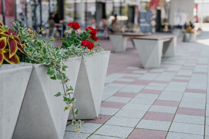 Betonové základny lavičky Spirit je možné využít i jako květináč.