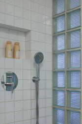 Ve dne není v koupelně potřeba svítit. (Byt v paneláku od hurá studio)