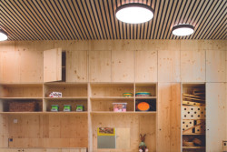 Mateřská škola Doubek v Pardubicích, Med Pavlík architekti: Každá z heren má svou koupelnu a šatnu