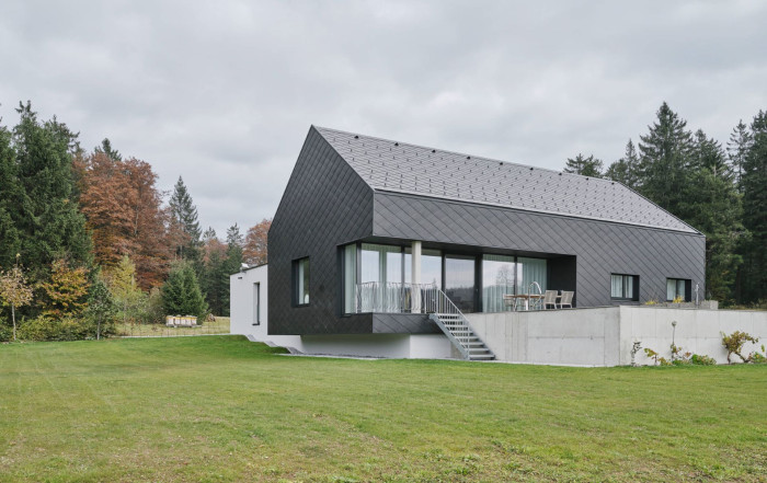 Skládaná střešní krytina Swisspearl na Domu HZ v Ulrichsbergu v Rakousku