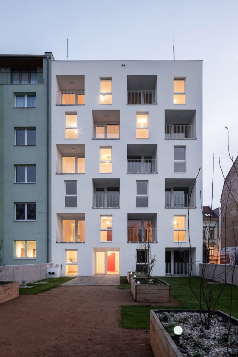 Bytový dům s dostupnými nájemními byty Bratislavská 51 v Brně, CL3: K domu přiléhá pobytový dvorek.
