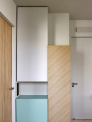 Interiérové dveře SAPELI ELEGANT do skrytých zárubní v HPL (barva/imitace dýhy/v jednom případě nalepované zrcadlo) doplněné o obklady ostění z nerezového plechu (Rezidence Gotthardská v Praze od NEDVEDARCHITETI)