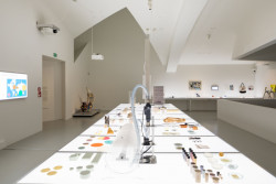 Vitra Design Museum představuje výstavu věnovanou minulosti i budoucnosti plastu