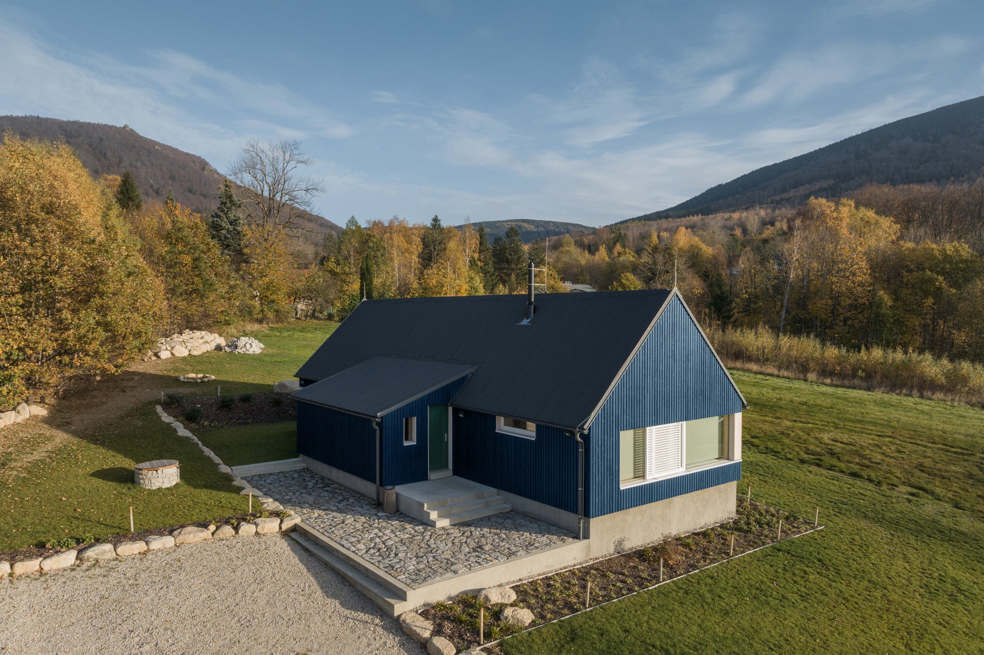 Chata v Jizerských horách, Markéta Cajthamlová, Architektonická projekční kancelář: Směrem ze svahu ji drží opěrná zeď z místního kamene