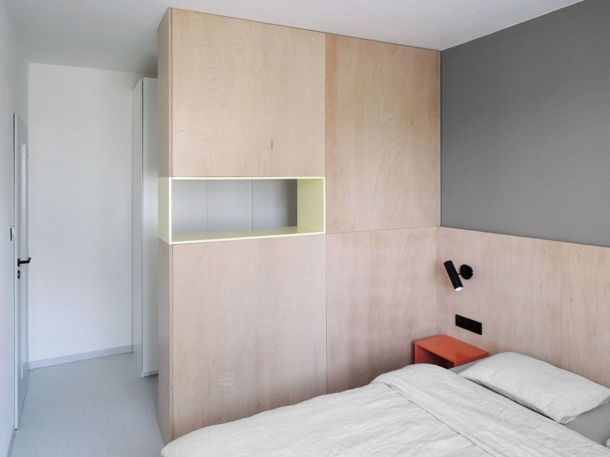 Součástí ložnice je i šatna. Studio ČTYŘI STĚNY, Rekonstrukce bytu v Krči - foto