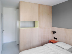 Součástí ložnice je i šatna. Studio ČTYŘI STĚNY, Rekonstrukce bytu v Krči - foto